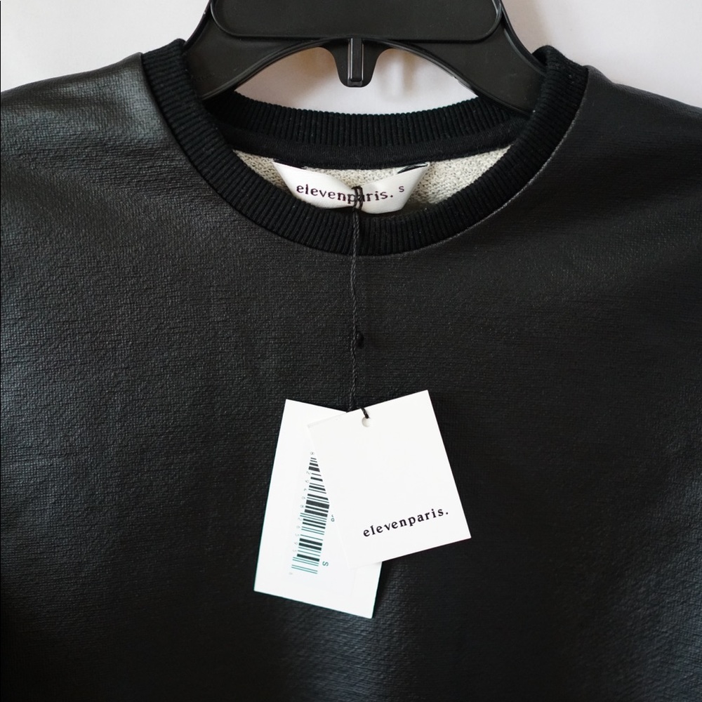 Eleven Paris top